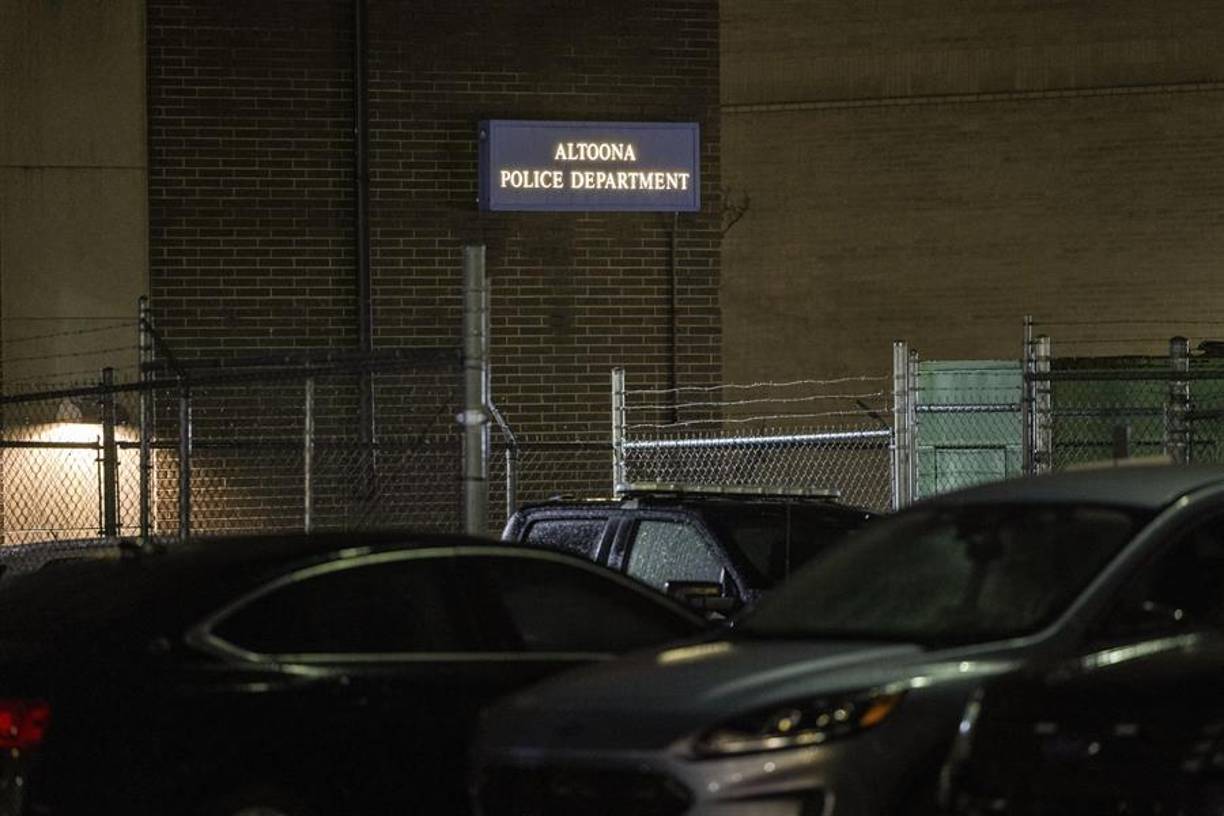 Los fiscales de la oficina fiscal del distrito de Manhattan han comenzado a presentar pruebas ante un gran jurado, que tomará la determinación inicial sobre si hay evidencia suficiente de que se ha cometido un delito para acusar a una persona.