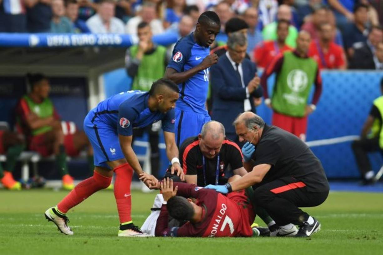 Cristiano Ronaldo fue atendido de inmediato por el cuerpo médico.