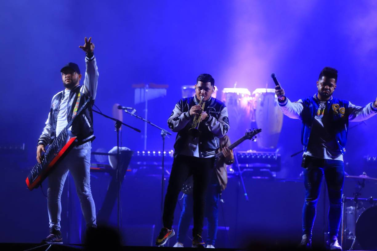 El grupo sampedrano La Versátil se encargó de animar al público, previo a la presentación de Banda MS.
