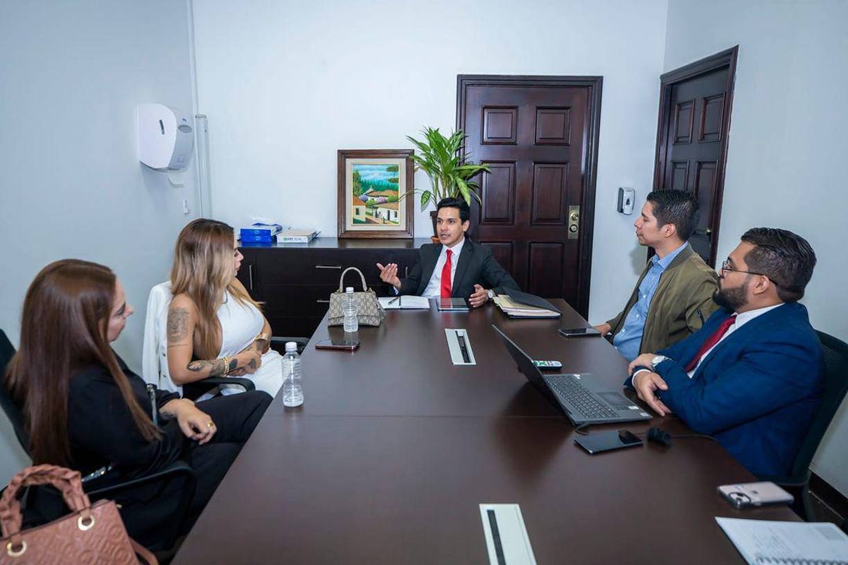 Fue el subsecretario de Prensa de Casa Presidencial, Carlos Estrada, quien divulgó la información y publicó fotografías de una reunión que sostuvo con Jennifer Funes. 