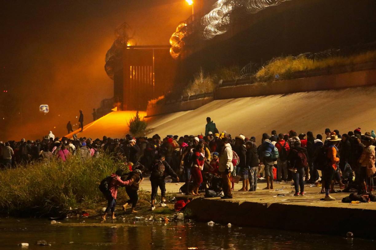 Una caravana de aproximadamente mil migrantes cruzaron la noche del domingo el río Bravo para entregarse a las autoridades estadounidenses en El Paso, Texas y solicitar asilo, informaron este lunes medios locales.
