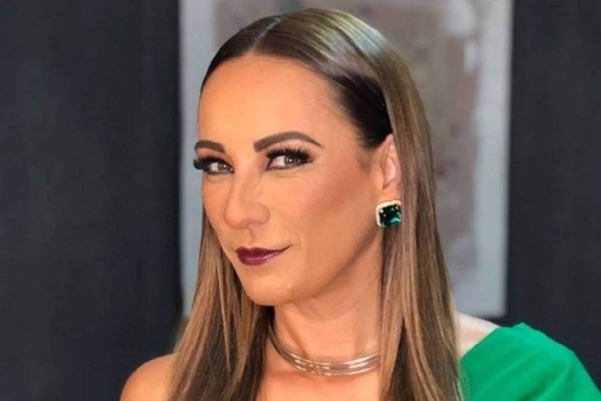 Madre de dos hijos, pero su estado civil es soltera, aunque la misma Consuelo ha confirmado en el programa de 'Netas Divinas' que sigue esperando el amor.