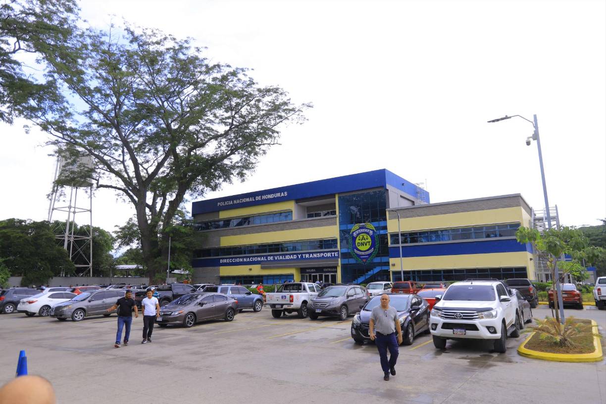 Solo deben presentar el documento que se les entregó cuando se realizó el trámite de la licencia digital, uno que indica que se recibieron todos los documentos.