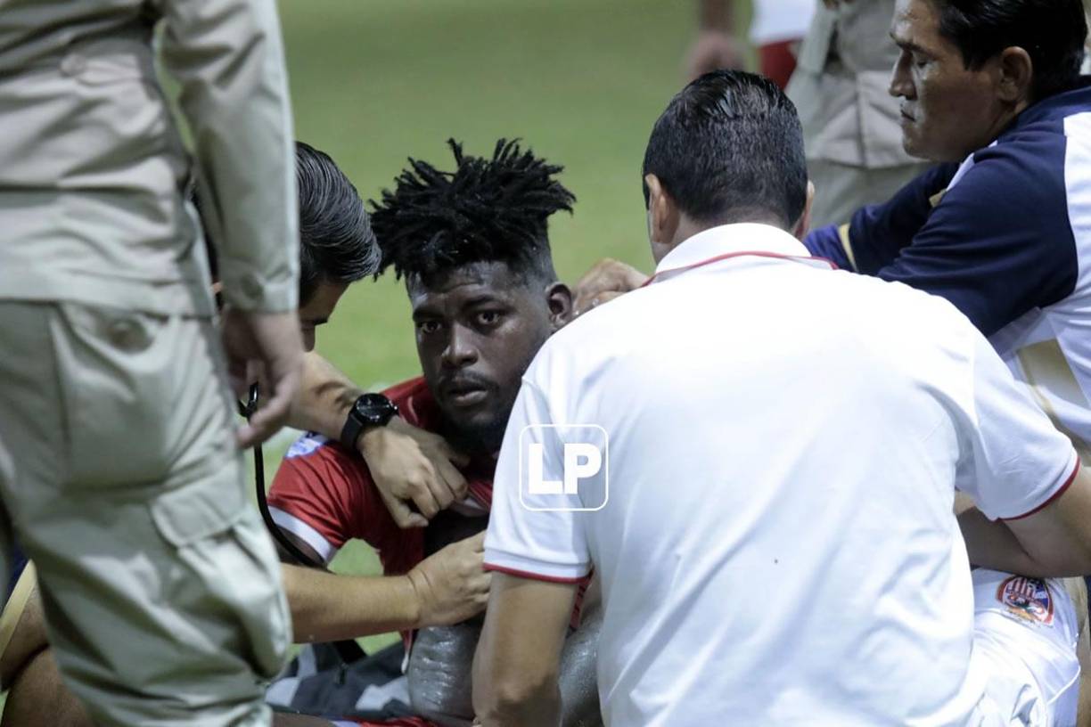 El futbolista de la Real Sociedad salió del campo pero fue reanimado y volvió al juego.