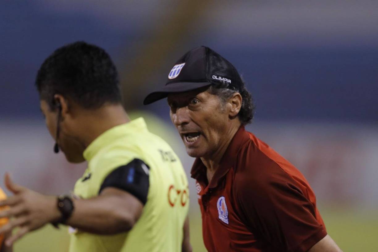 El entrenador del Olimpia estaba muy molesto y le reclamaba a la cuarteta arbitral.
