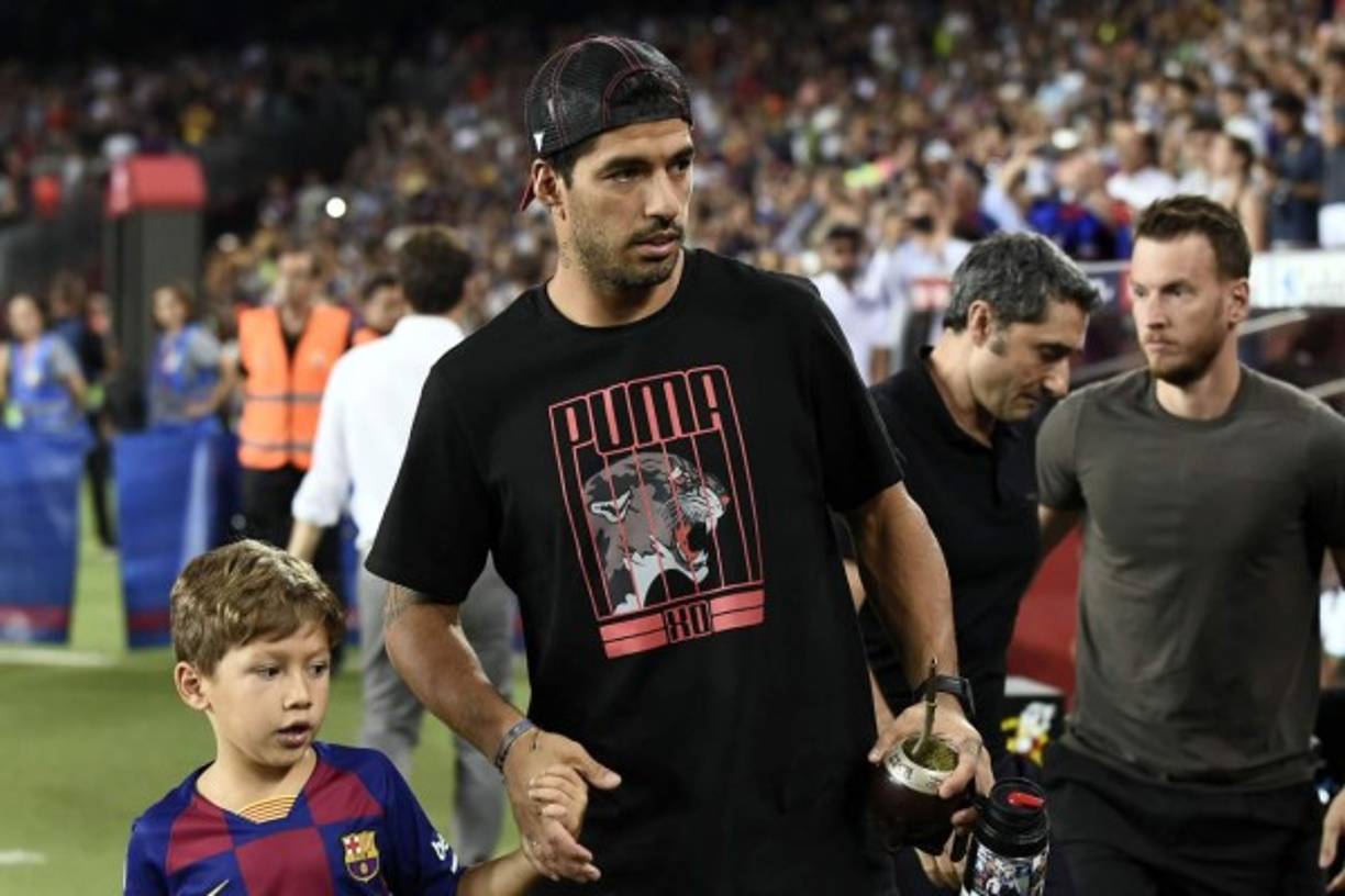 Luis Suárez, también de baja, llegó junto a Messi para ver el partido.