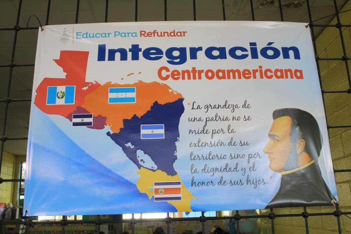 En el CEB Yankel Rosenthal cada aula tiene una pancarta alusiva a las fiestas de independencia para inculcar en los niños un auténtico fervor patriótico.