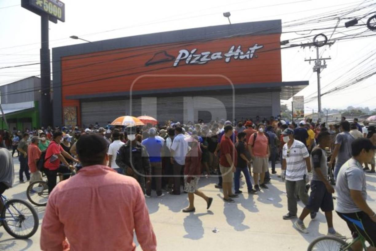 Los vecinos de este sector de San Pedro Sula afirman que solo le han llevado provisión a un sector de Choloma. 'Y la verdad es que todos tenemos hambre, no nos pueden tener en las casas a base de mentiras, porque nos dicen que van a venir y nunca vienen', dijo uno de los pobladores.