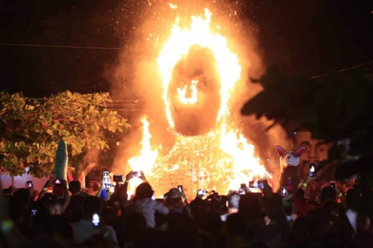El pintoresco pueblo de Trinidad, en el occidente del país, rindió ayer sábado homenaje a las culturas del mundo con 15 enormes esculturas que, al cerrar la jornada cultural, fueron quemadas en la vía pública. <br/>