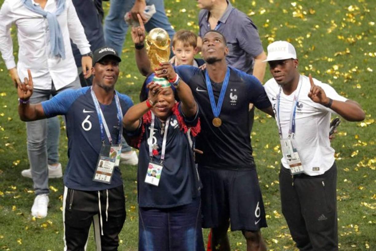 Paul Pogba celebrando con su madre y hermanos.