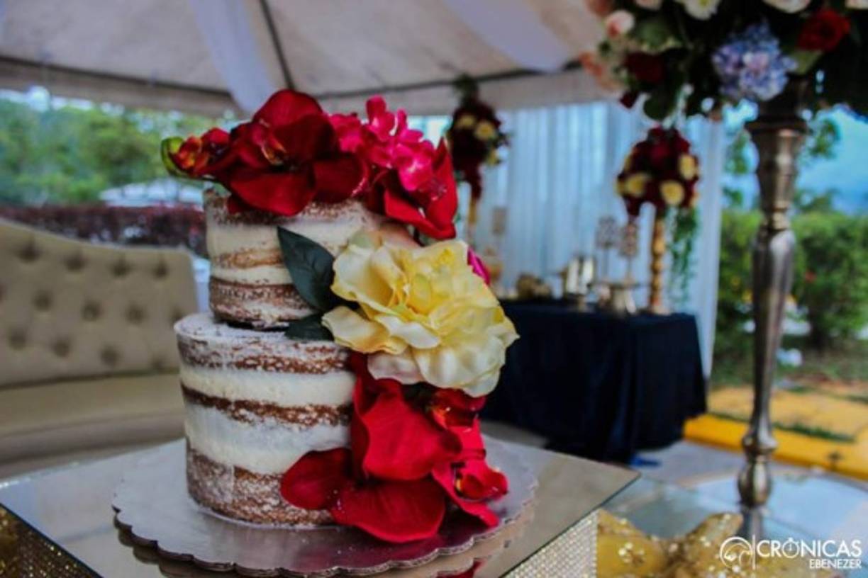 En las afueras de la iglesia habían diferentes estancias para que los hermanos de la iglesia y los novios departieran.