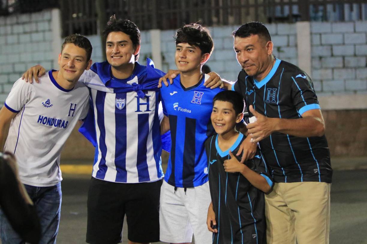 ¡BIEN UNIFORMADOS! Con toda la actitud llegaron los aficionados catrachos al Chelato Uclés.