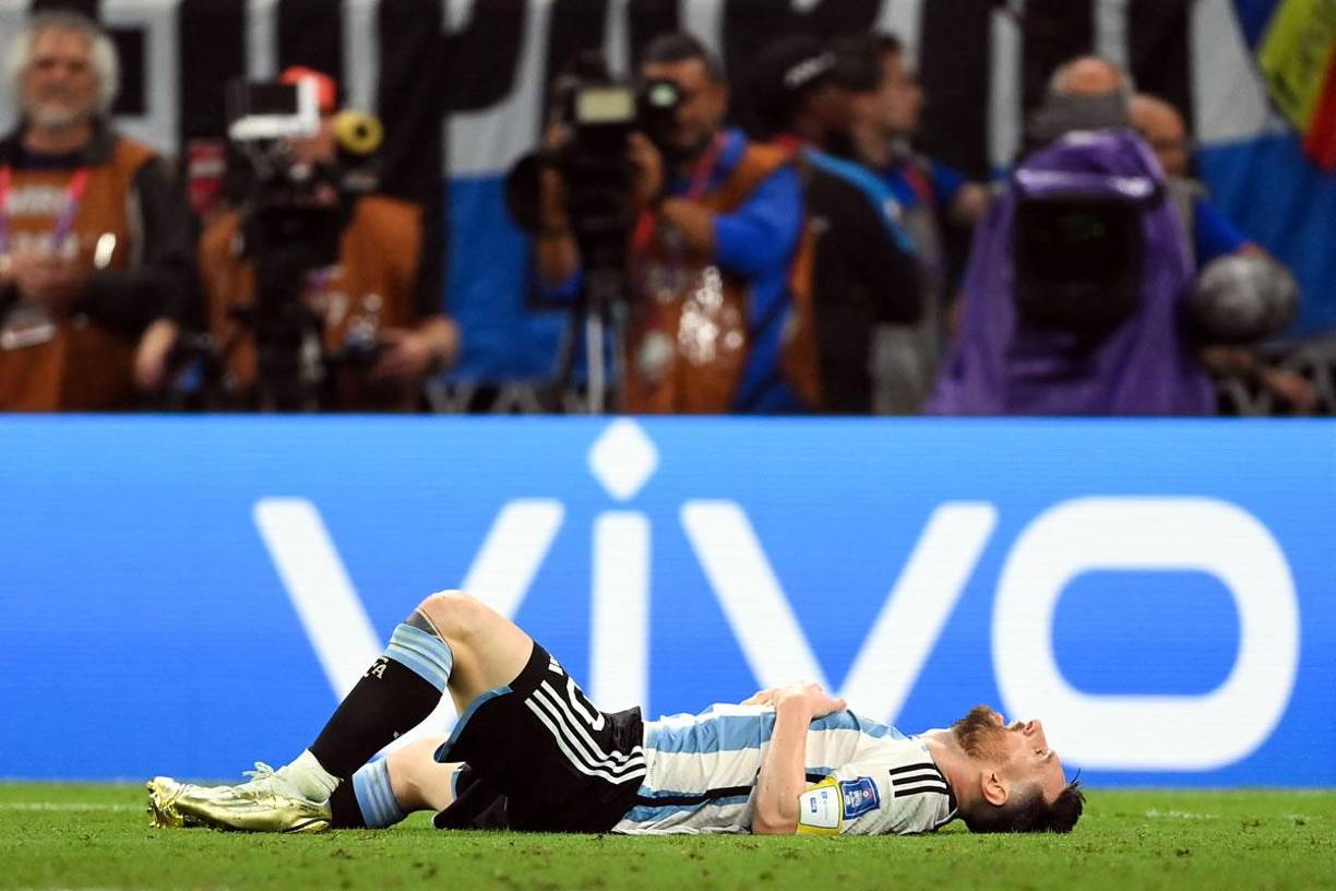 El alivio de Lionel Messi, se tiró al suelo tras el pitazo final del partido contra Australia.