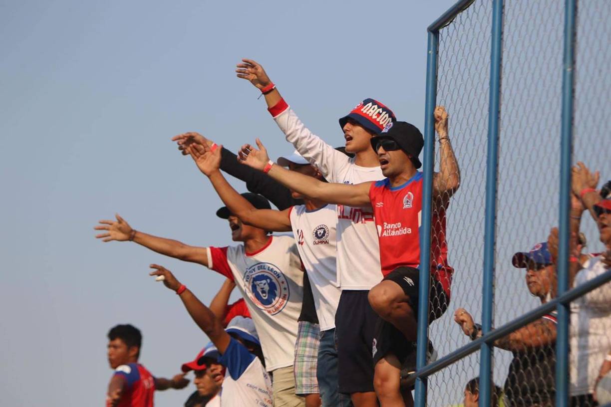 Miembros de la Ultra Fiel cantando en apoyo al Olimpia ante el Olancho FC.