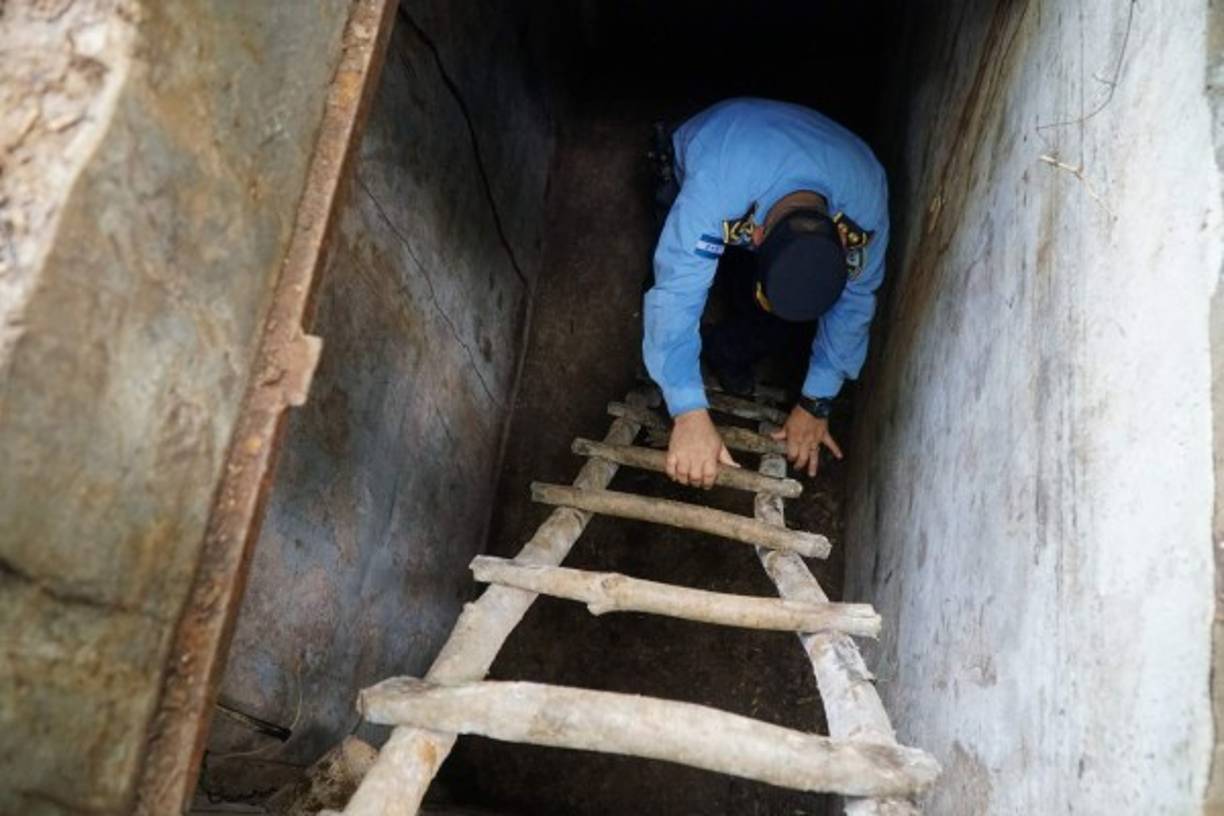 El escondite de los líderes de esa estructura criminal consta de una entrada principal, un pasillo subterráneo de aproximadamente seis metros que conecta a dos cubículos que servían como refugio y lugar de planificaciones ilícitas para los pandilleros de la Mara Salvatrucha.