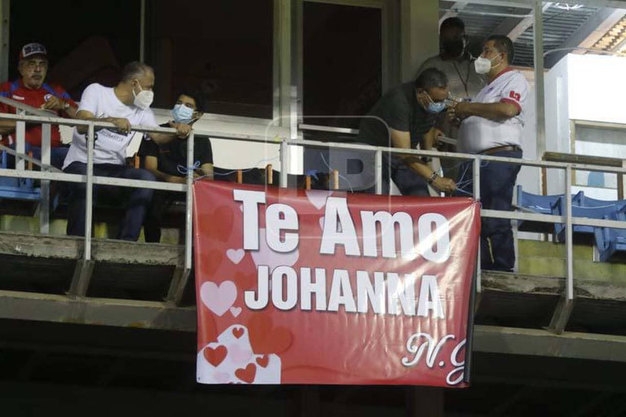 En el sector de palco del estadio Morazán hubo un mensaje dedicado para Johanna. Recordemos que el próximo 14 de febrero es el Día del Amor y la Amistad.