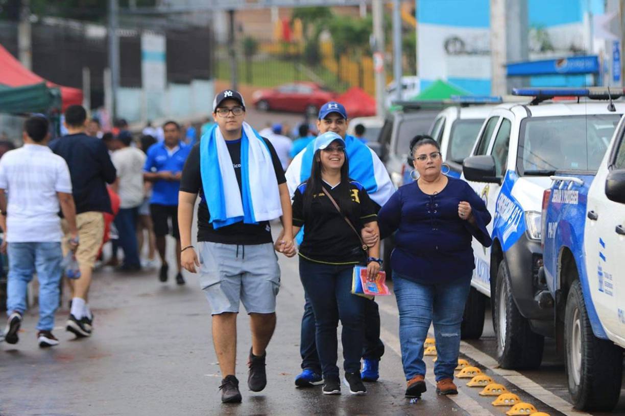 La lluvia que cayó sobre Tegucigalpa no fue impedimento para que los aficionados hondureños llegaran al estadio Nacional Chelato Uclés.