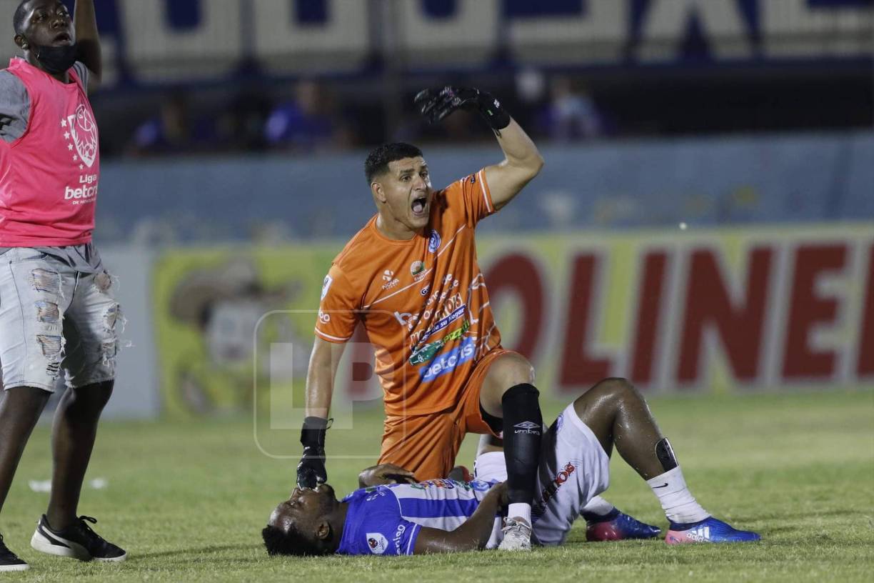 Kenneth Hernández tenía problemas para respirar. El portero Harold Fonseca rápidamente lo asistió y le pidió ayuda al cuerpo médico.