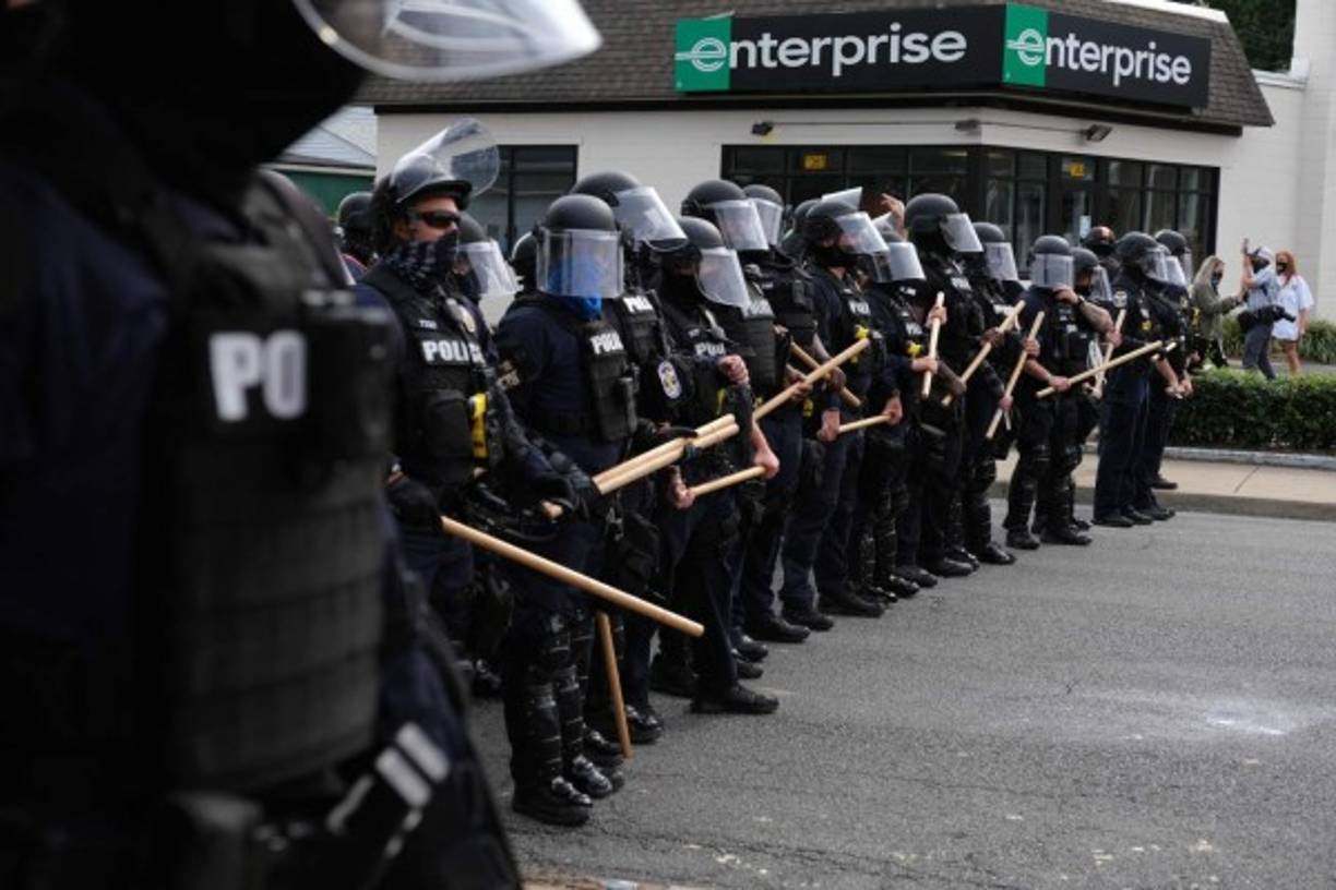 El fiscal Cameron pidió a quienes se manifiestan en las calles que 'recuerden que las marchas pacíficas' son su 'derecho como ciudadanos estadounidenses', pero que 'la violencia y la destrucción' no lo son.