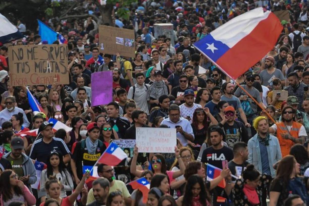 Algo más de una hora después, la concentración reunía ya a más de un millón de personas, según las cifras de la Intendencia Metropolitana, e iba en aumento conforme pasaban los minutos.