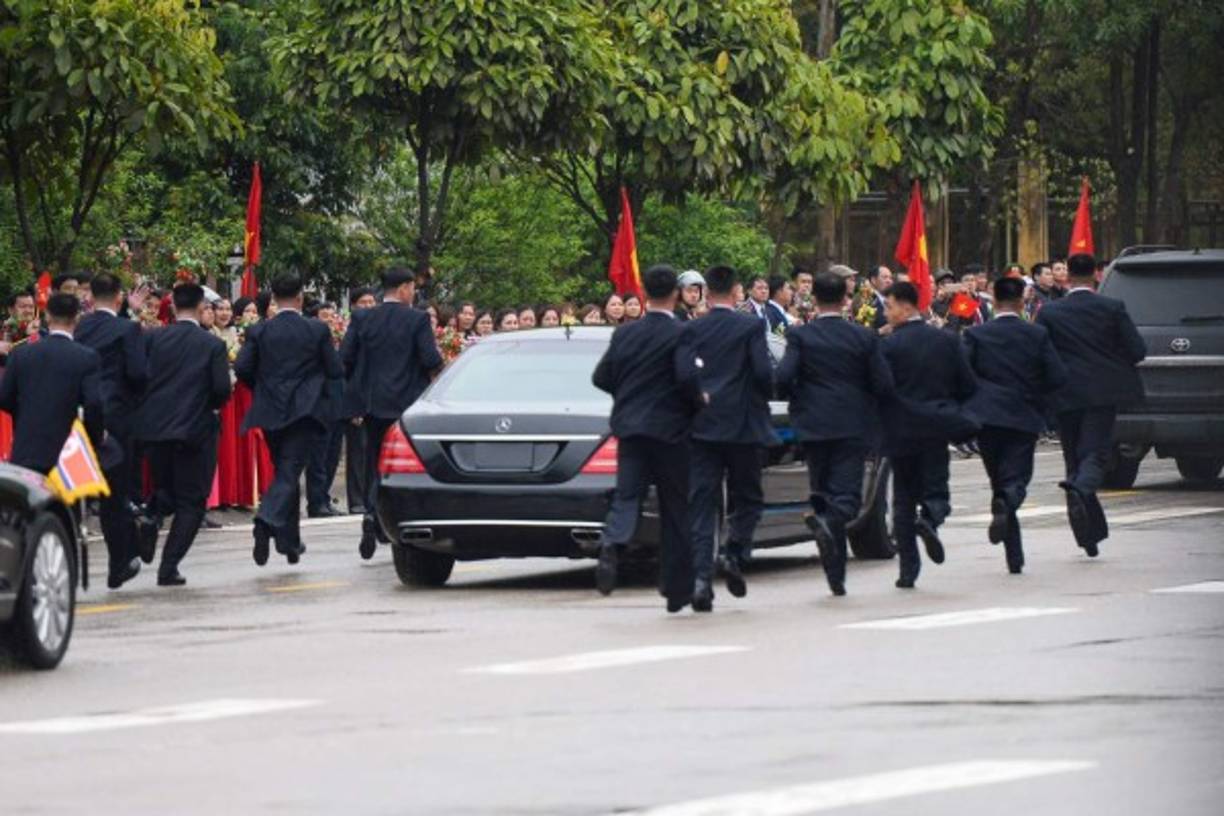 Los guardaespaldas, vestidos con elegantes trajes y con corbatas azules todas iguales, corrieron a la par de la limusina blindada que trasladó a Kim desde la estación de tren a donde llegó esta mañana hasta su hotel en Hanói, capital de Vietnam donde el dictador se reunirá por segunda ocasión con Donald Trump.
