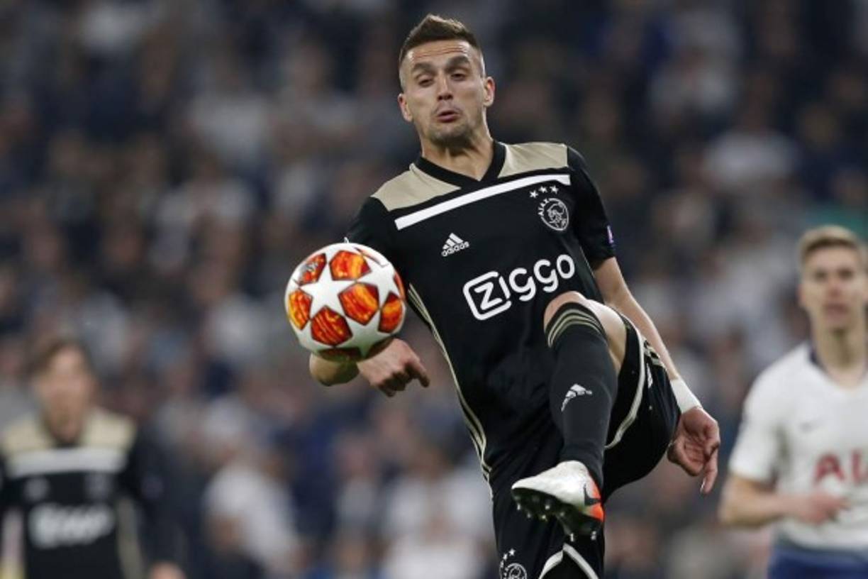 El Real Madrid dijo no a Dusan Tadic. Los agentes del jugador del Ajax lo ofrecieron al club blanco tras la eliminatoria de Champions, pero fue descartado. El club blanco prefiere otro perfil de delantero que sea compatible con Karim Benzema. Además, la edad del jugador serbio, 30 años, también jugó en su contra.