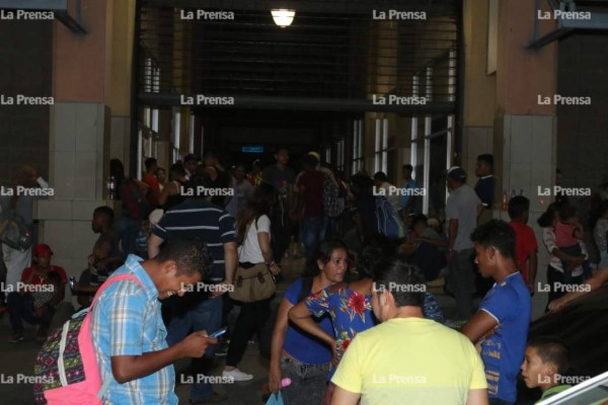 'No consideramos hacerlo', dijo a periodistas en la Casa Blanca en referencia a esta controvertida política migratoria.