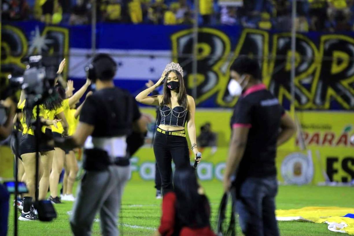 Sirey Morán, ganadora del reality show Nuestra Belleza Latina 2021 de Univision, es gran fanática del Real España y estuvo presente en el show del medio tiempo.