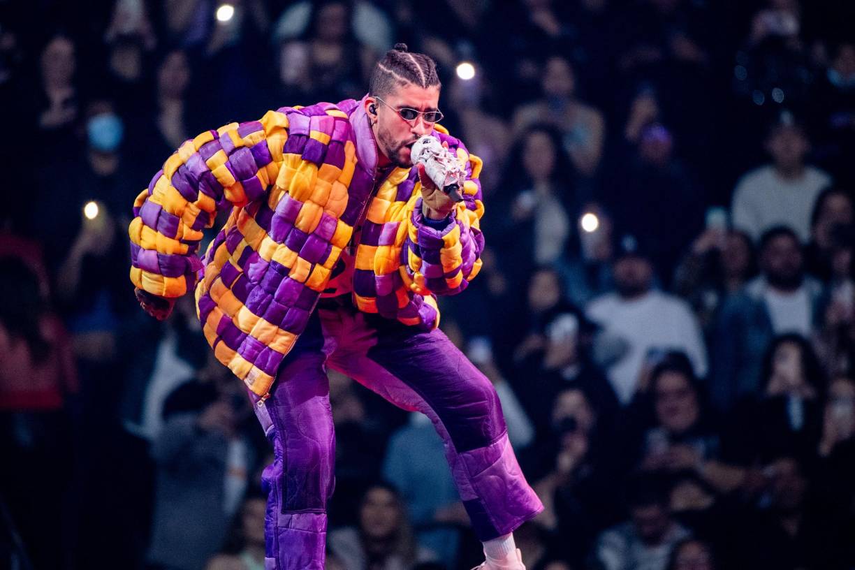 El motivo por el que Bad Bunny sube a sus fanáticos al escenario es para poder compartir un momento con ellos.