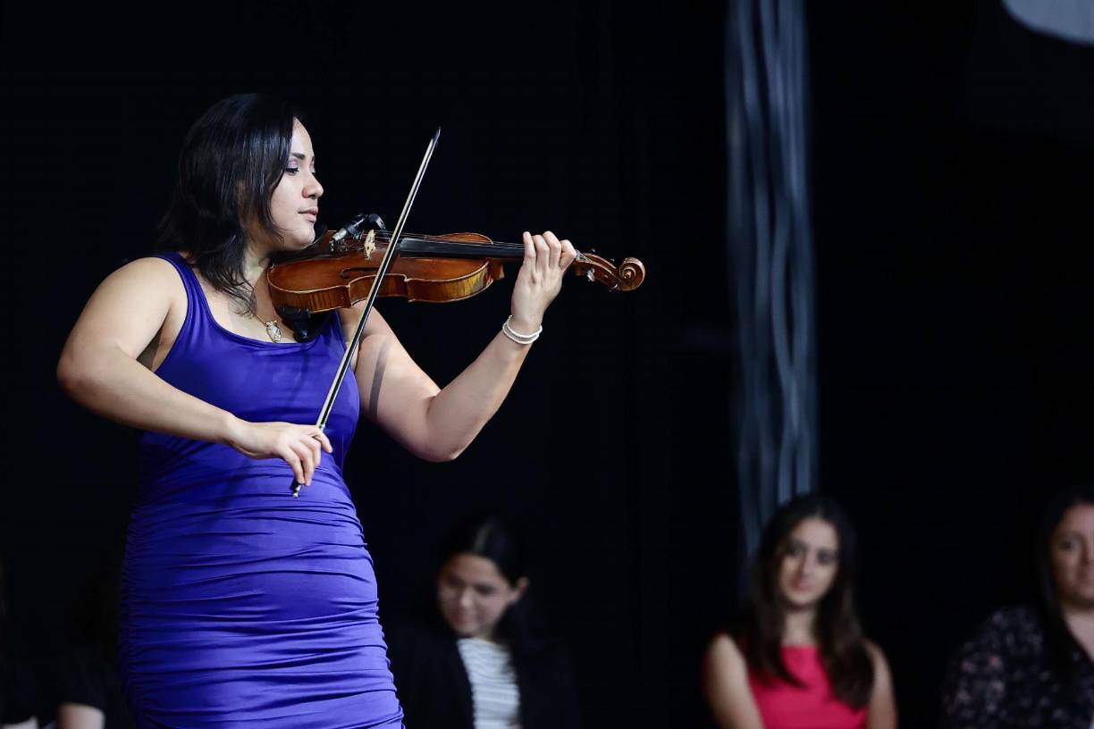Dubis Oviedo amenizó el entretiempo de la gala, su incuestionable talento con la ejecución del violín se comprobó una vez más. Éxitos de la música contemporánea fueron parte de su repertorio.