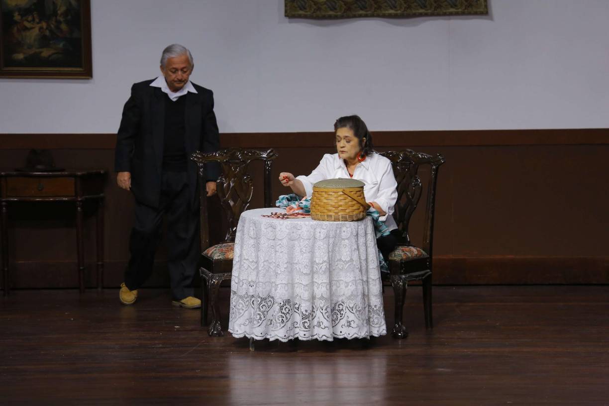 Esta describe con su título a Santiago, el personaje de esta comedia, quien es muy lento para accionar y demostrar su cariño a su querida Candelita. 