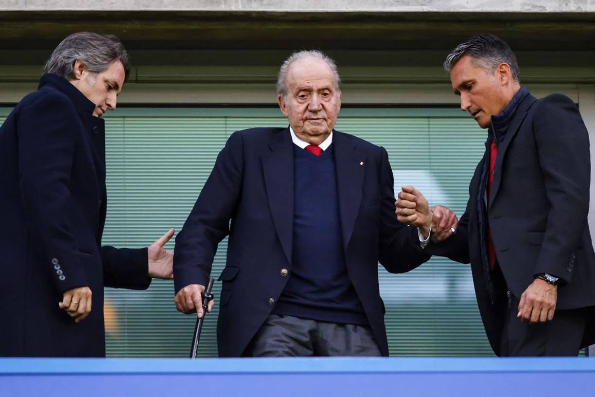 El rey emérito Juan Carlos I de España en el palco de Stamford Bridge, el estadio del Chelsea, para ver el partido del Real Madrid.