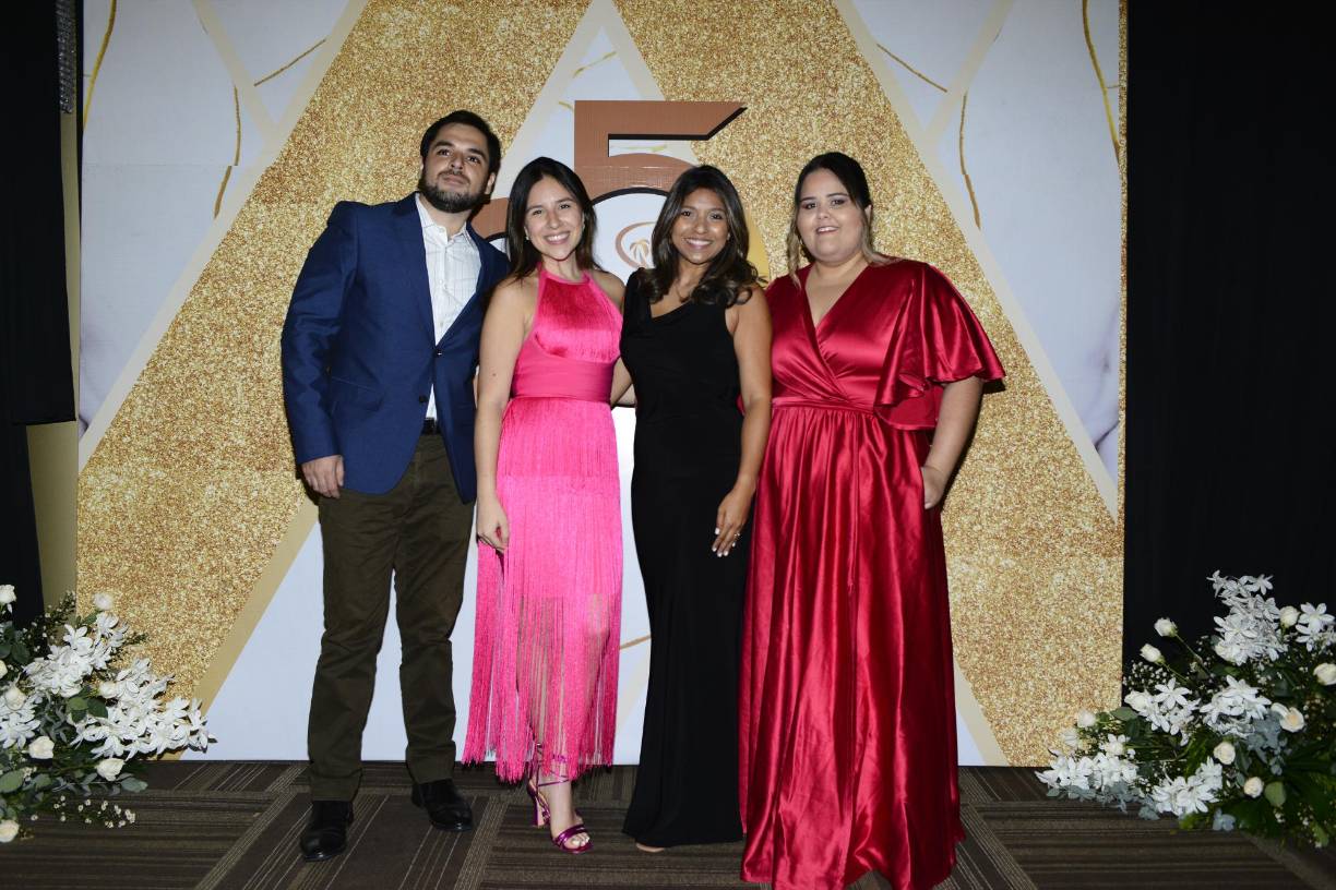 Miguel Tábora, Kelly Gudiel, Diana Elvir y Nadia Iscoa