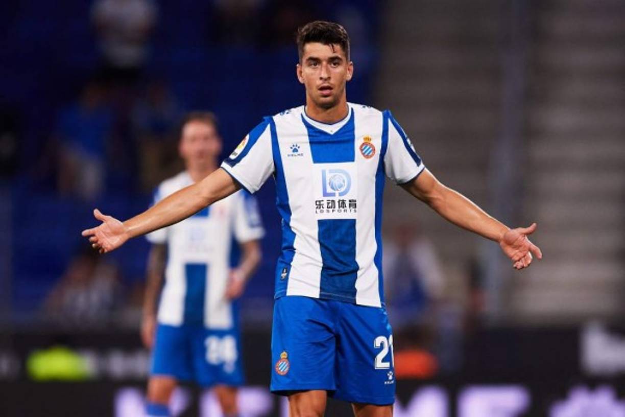Marc Roca dejará el Espanyol después del descenso del club blanquiazul, desatando una puja masiva entre varios grandes europeos, que buscarían hacerse con el fichaje del futbolista de 23 años, que ya la temporada pasada estuvo muy cerca de fichar por el Bayern Munich por 40 millones de euros.<br/><br/>El Real Madrid, el Arsenal y el AC Milan están tras los pasos del centrocampista español.