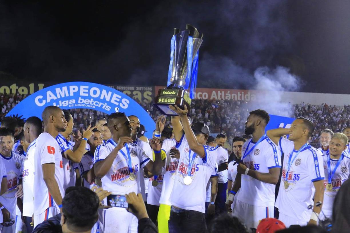 Todos los jugadores del Olimpia quisieron darse el gusto de alzar el trofeo.