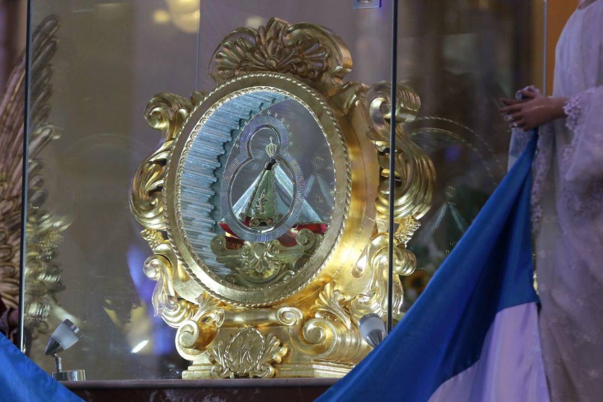 La figura, de apenas seis centímetros de altura, capturó la atención de quienes la hallaron, y su descubrimiento fue interpretado como un acto divino.