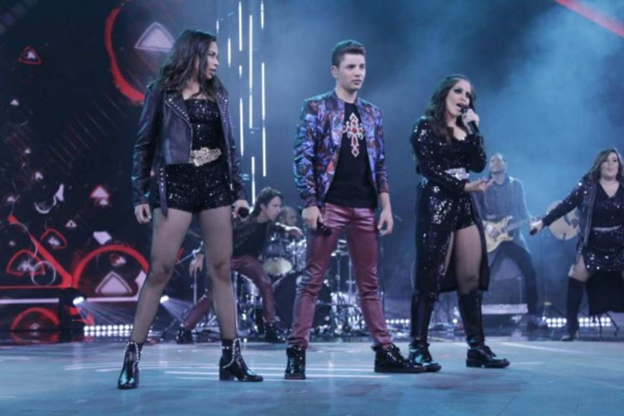 Los académicos también rindieron un homenaje al grupo chileno 'La Ley' y Angie se lució en el escenario tanto en su desempeño vocal como con su look.