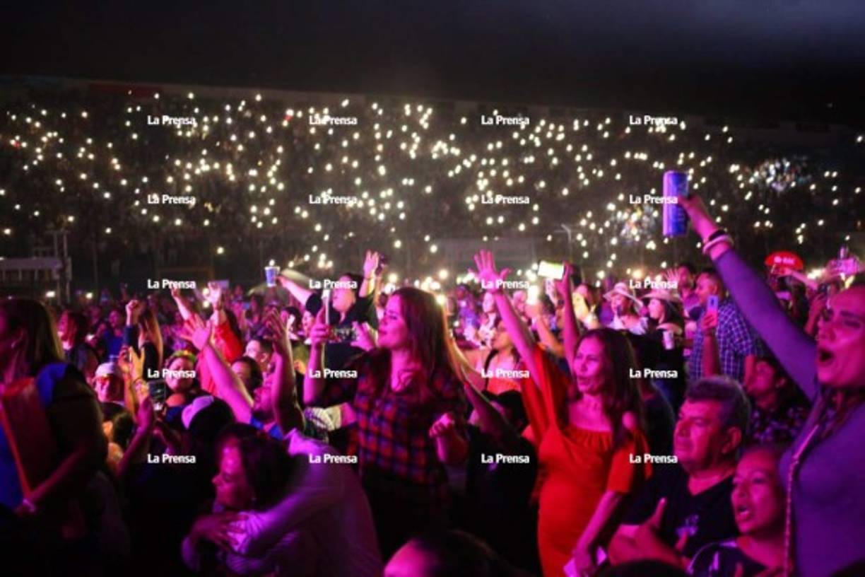 'El Buki' se robó el corazón de los hondureños con su espectacular concierto.