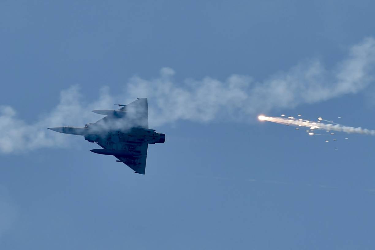 En China, el diario The Global Times, un tabloide estatal planteó la idea de que Pelosi pueda usar la excusa de un aterrizaje de emergencia para aterrizar en Taiwán. 