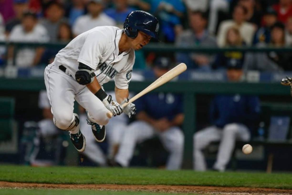 . Bergamo (Italy), 01/10/2016.- Colombian rider Esteban Chaves (R) of the Orica-Bikeexchange team sprints on his way to win the Il Lombardia cycling race over 241km from Como to Bergamo, Italy, 01 October 2016. Chaves won ahead of second placed Italian rider Diego Rosa (L) of the Astana Pro Team and third placed Colombian rider Rigoberto Uran (C) of the Cannondale-Drapac team. (Ciclismo, Italia) EFE/EPA/MATTEO BAZZI