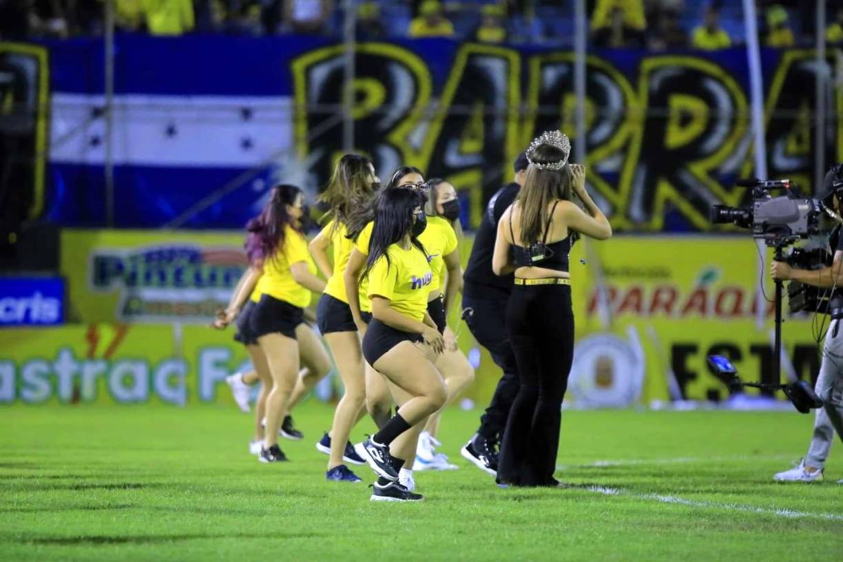 Sirey Morán, ganadora del reality show Nuestra Belleza Latina 2021 de Univision, es gran fanática del Real España y estuvo presente en el show del medio tiempo.