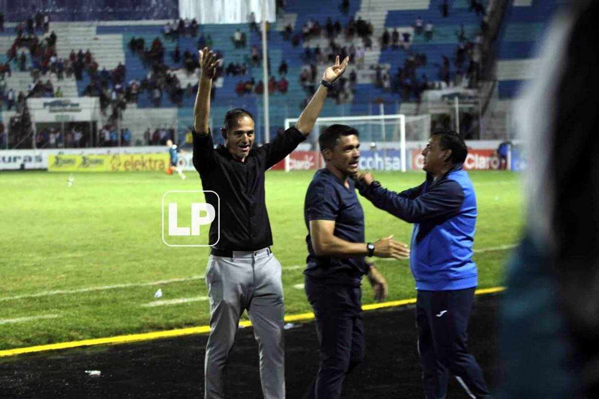El festejo de Hernán ‘La Tota‘ Medina tras ganar el Clásico capitalino contra el Olimpia.