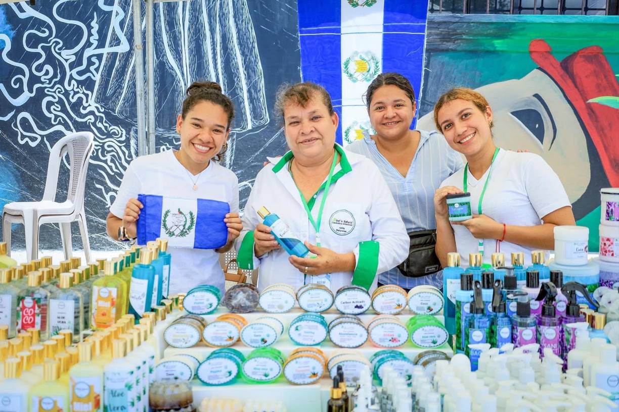 Emprendedoras guatemaltecas promovieron sus productos aromatizantes en la feria de emprendedores que enmarcó el Primer Festival Cultural y Gastronómico realizado en Ocotepeque, en el occidente de Honduras.