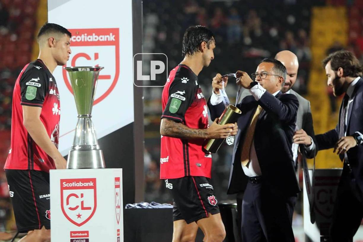 Bryan Ruiz también pasó a recoger el premio del segundo lugar, pero fue el único jugador del Alajuelense que rechazó ponerse la medalla de subcampeón. Se la llevó en la mano.
