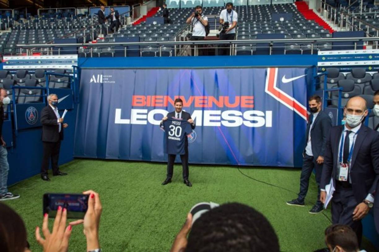 Messi después salió al césped del Parque de los Príncipes y posó con la camiseta número 30 que usará en el PSG.