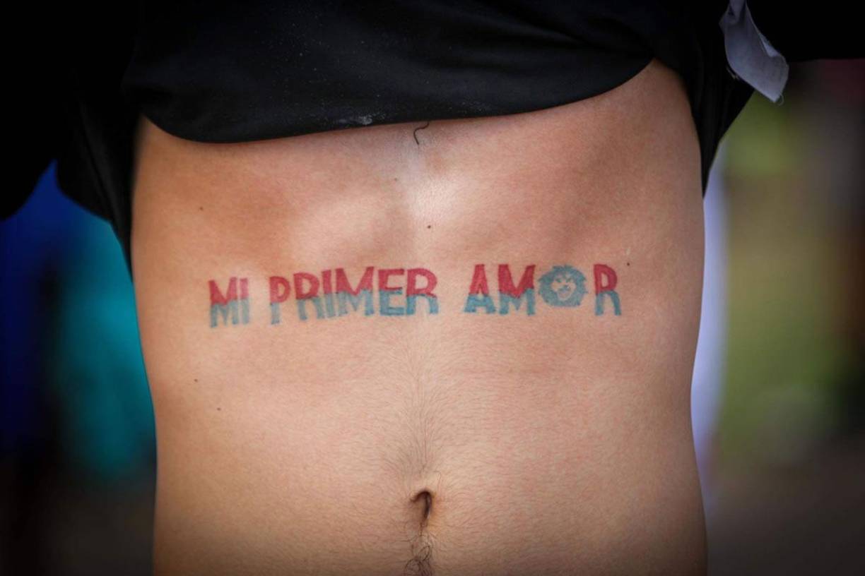 Un aficionado del Olimpia se pinto esta frase con los colores del albo.