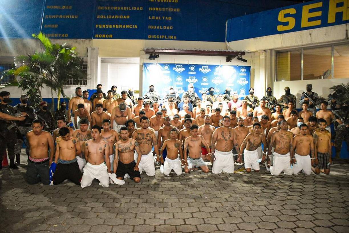 Mientras tanto, el gobierno de Bukele asegura que su política de “mano dura” es el precio necesario para erradicar a las pandillas. 