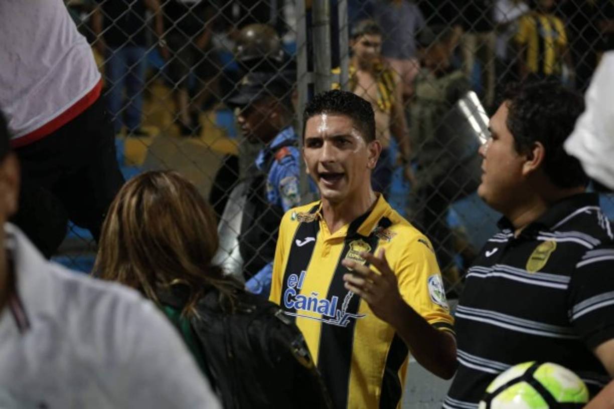 Johnny Leverón, capitán del Real España, llegó a controlar la situación.