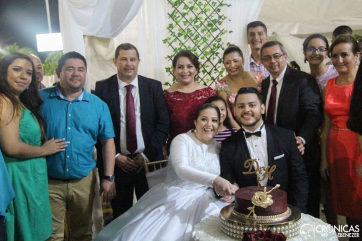 Los novios agradecieron cada detalle que sus hermanos en Cristo tuvieron con ellos.
