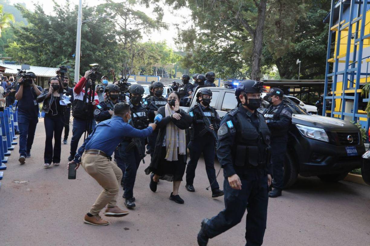 La mujer saludó a los medios de comunicación mientras caminaba hacia la camioneta blindada que la trasladaría a la base aérea de Comayagua.
